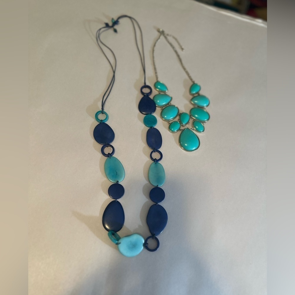 lot of 2 Costume Necklaces